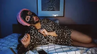 eevie_moon Luscious babe undresses and pulls pussy