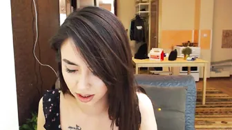johnnyjane0523 Adult woman squeezes the lips of the sexual