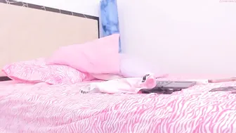 camilitasu Busty lady masturbates the front cap with a sex toy