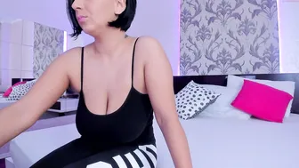 disneydeee Vicious shlendra squeezes shaved pussy