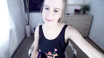 mikubaby Naughty bitch massages juicy holes