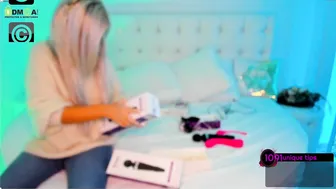 debralee wonderful  cam girl  fucks sex toy