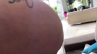 unacakez with a toy