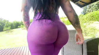 unacakez sexy lady jerks off pussy with vibrator