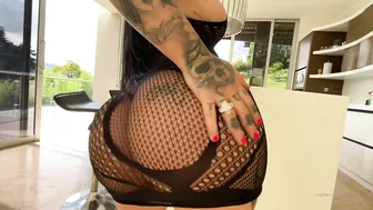 unacakez fingering her asshole
