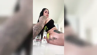 unacakez openwork bitch shows big tits