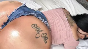 unacakez to the cute chick rubs her clit