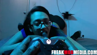 freakmobmedia busty bitch jerks pussy with phallus