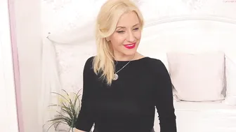 saralucky chaturbate blonde with cool ass shows wide anus