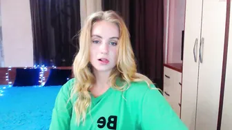 lillian_henry chaturbate mad passion gently caresses her pussy