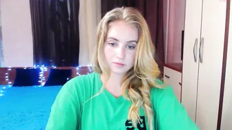 lillian_henry chaturbate mad passion gently caresses her pussy