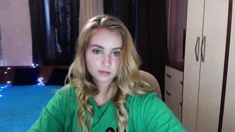 lillian_henry chaturbate undresses in front of the camera