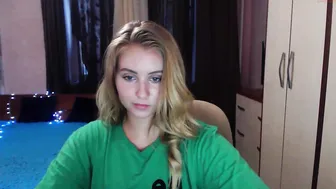 lillian_henry chaturbate undresses in front of the camera