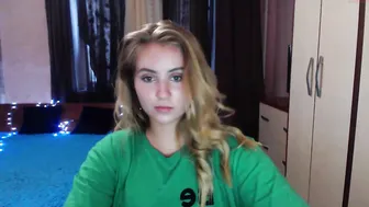 lillian_henry chaturbate undresses in front of the camera