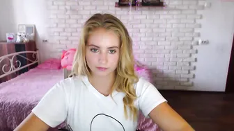 lillian_henry chaturbate sweet lady caresses pussy