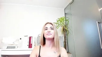 annemarie1996 chaturbate beautiful bitch shows shaved holes