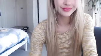 missalice_94 myfreecams beautiful slut plows pussy with phallus