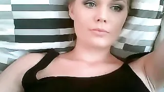 brittany_xx myfreecams dark skinned lady gently jerks her pussy