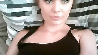 brittany_xx myfreecams dark skinned lady gently jerks her pussy