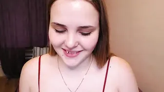 blindlovee myfreecams gently pushes the toy in her pussy