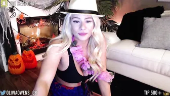 oliviaowens chaturbate juicy slut gently masturbates cunt