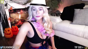 oliviaowens chaturbate juicy slut gently masturbates cunt