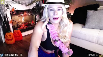 oliviaowens chaturbate juicy slut gently masturbates cunt