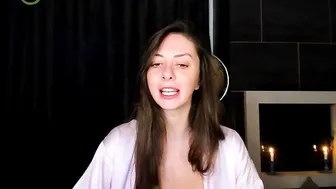 xjoannabearx myfreecams teasing his gap with her middle finger