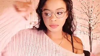 shiisundai myfreecams Dark-haired chick