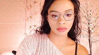 shiisundai myfreecams Dark-haired chick