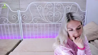 vikkilustful chaturbate cute slut jerking shaved cunt