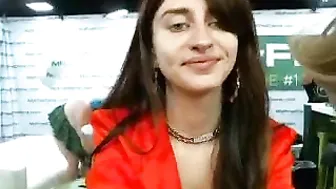 selerah myfreecams sweet thing masturbates shaved cunt