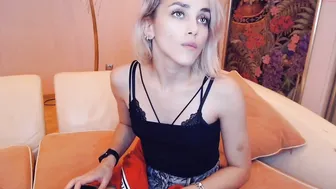 miss_smit chaturbate wet between your legs