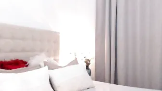 l_u_a_ myfreecams hot bitch punches holes with fingers