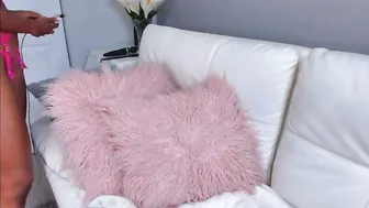 dulcemoon myfreecams juicy babe fucks her shaved pussy