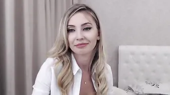 anyaa_ myfreecams mature hottie caresses shaved cunt