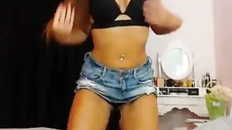 alessiaray myfreecams beauty fucks her holes with dildos