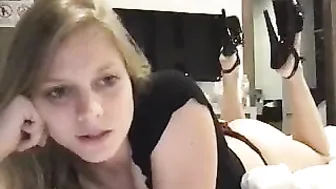taylorwolfe myfreecams  female in stockings having fun with a phallus