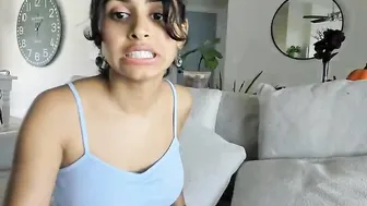 stacy_x3 myfreecams caresses the clitoris under the table