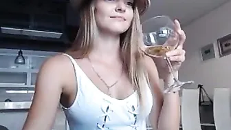 snowwhite4you myfreecams busty blonde hot jerks off her cunt