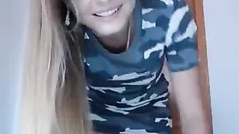 snowwhite4you myfreecams plump brunette masturbating pussy with her hand