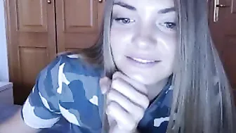 snowwhite4you myfreecams plump brunette masturbating pussy with her hand