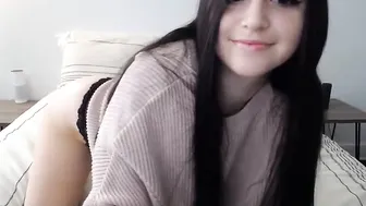 alyssashy myfreecams slut fucks the cap with his fingers