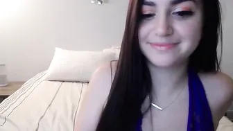 alyssashy myfreecams gorgeous babe fucks her shaved pussy