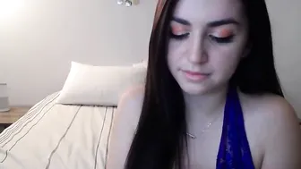 alyssashy myfreecams gorgeous babe fucks her shaved pussy