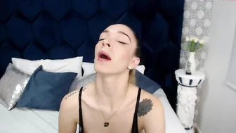 victtoria_lee chaturbate busty blonde is sucking a pussy