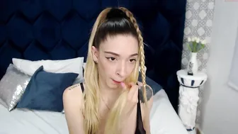 victtoria_lee chaturbate busty blonde is sucking a pussy