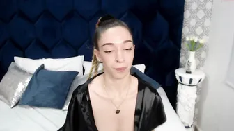 victtoria_lee chaturbate amazing babe jerking her shaved cunt