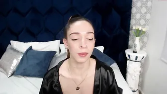 victtoria_lee chaturbate amazing babe jerking her shaved cunt