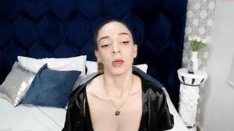 victtoria_lee chaturbate amazing babe jerking her shaved cunt